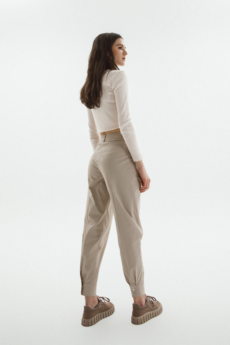 Women's pleated pants with cuffs, pockets and metal button fastening